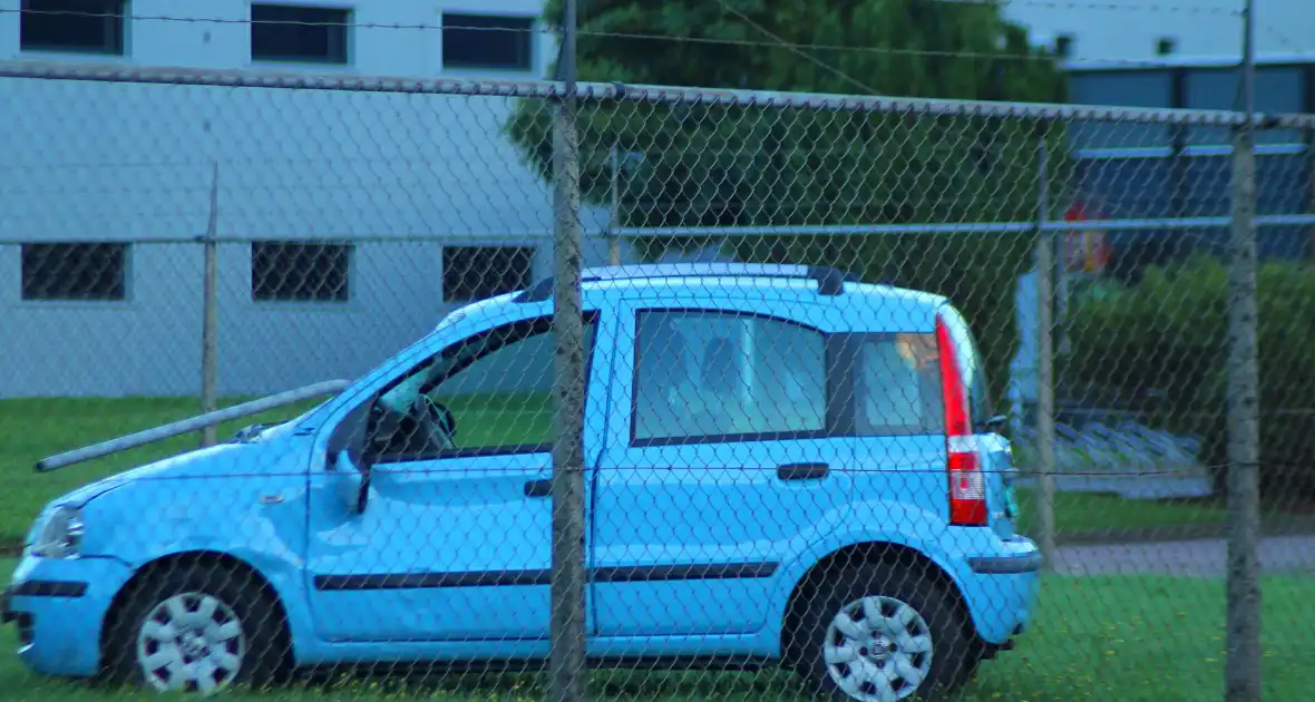 Personenauto rijdt door hek na botsing - Foto 3