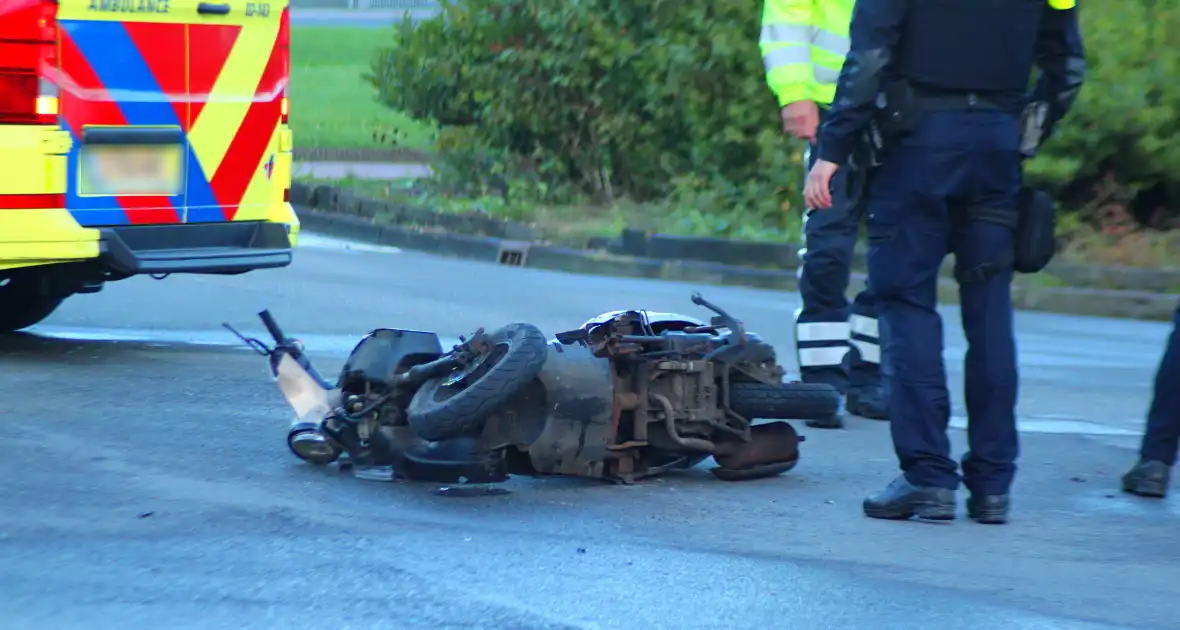 Personenauto rijdt door hek na botsing - Foto 4