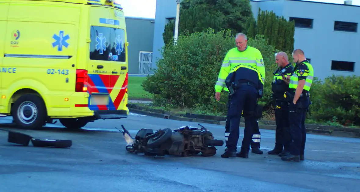 Personenauto rijdt door hek na botsing - Foto 5