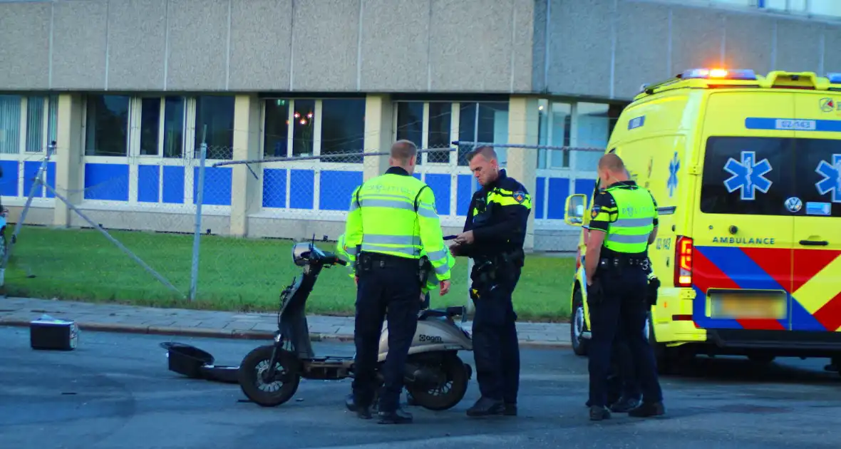 Personenauto rijdt door hek na botsing - Foto 6