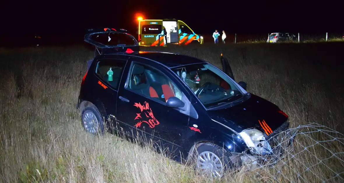 Auto rijdt van talud en ramt hekwerk