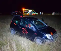 Auto rijdt van talud en ramt hekwerk