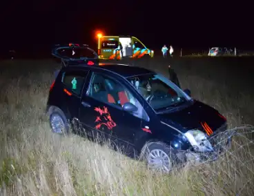 Auto rijdt van talud en ramt hekwerk