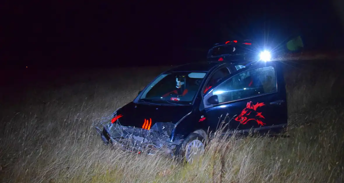 Auto rijdt van talud en ramt hekwerk - Foto 1