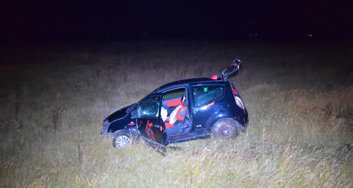 Auto rijdt van talud en ramt hekwerk - Foto 2