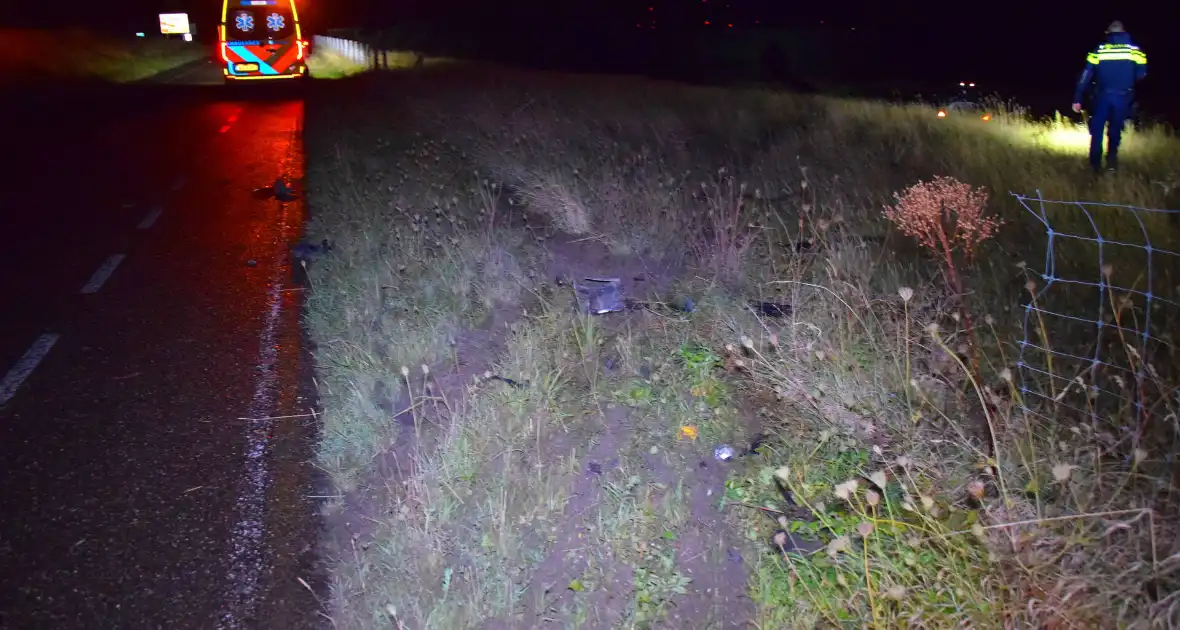 Auto rijdt van talud en ramt hekwerk - Foto 4