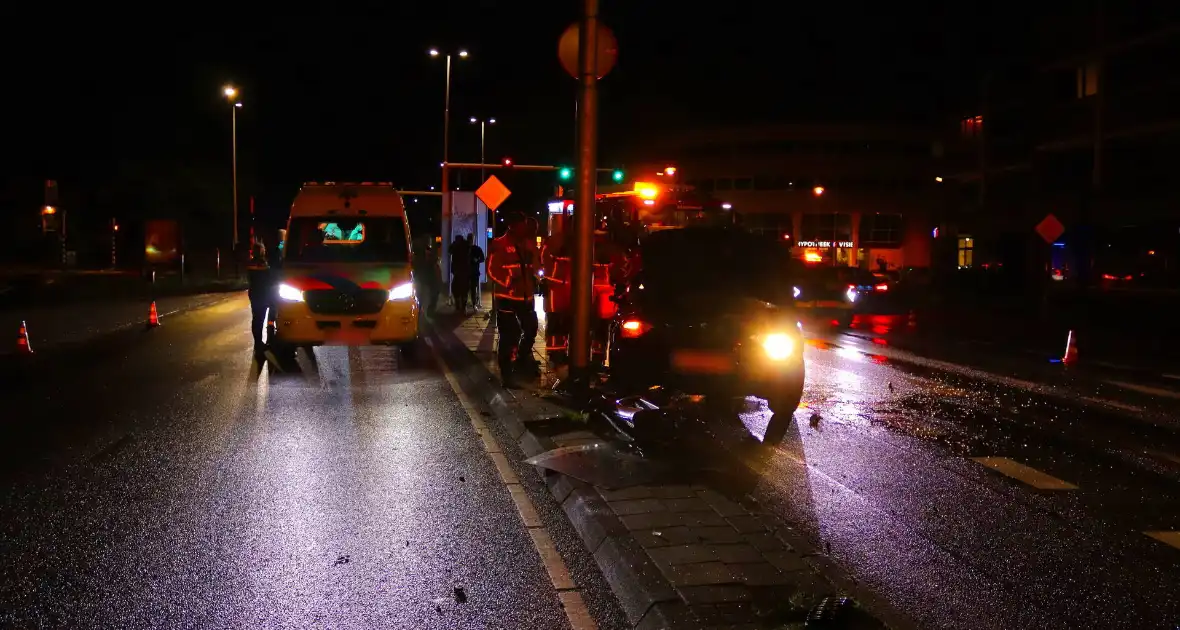 Auto volledig in kreukels na crash - Foto 1