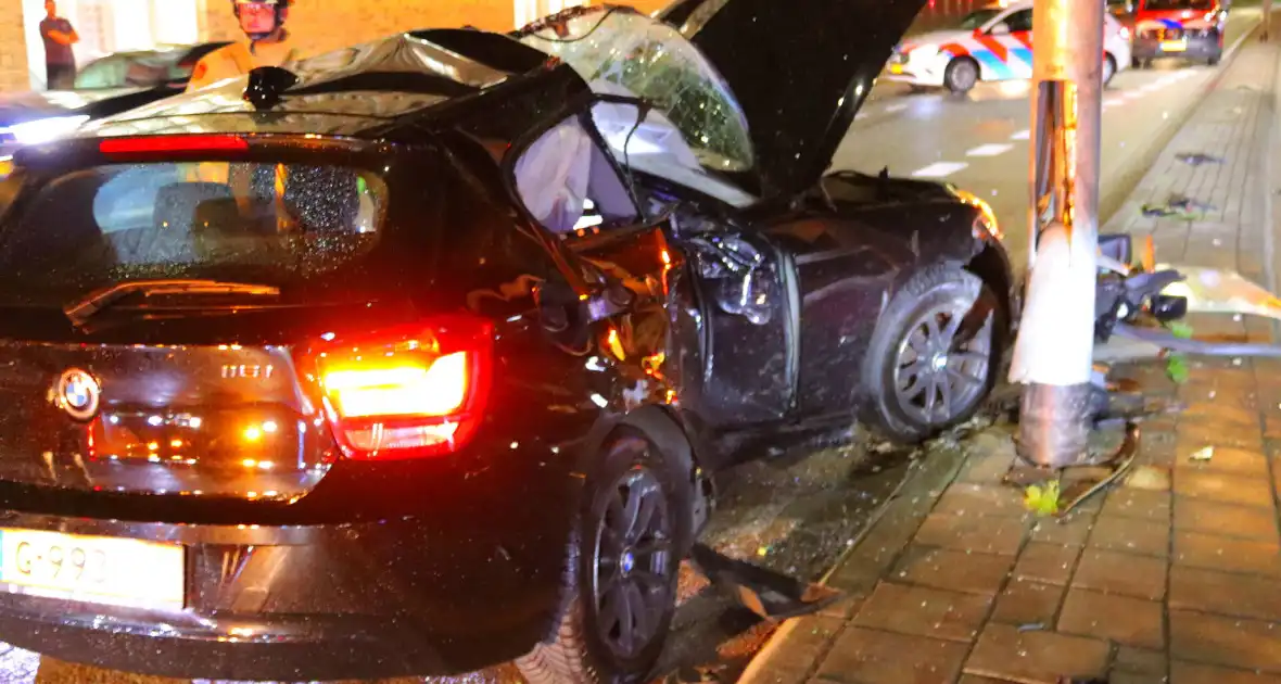 Auto volledig in kreukels na crash - Foto 2