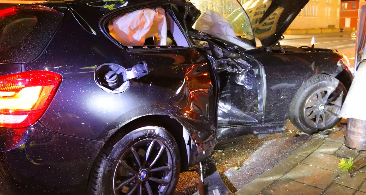 Auto volledig in kreukels na crash - Foto 3