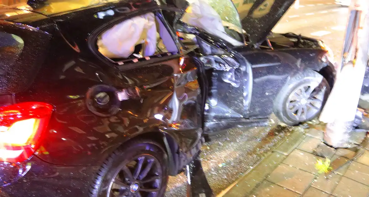 Auto volledig in kreukels na crash - Foto 4