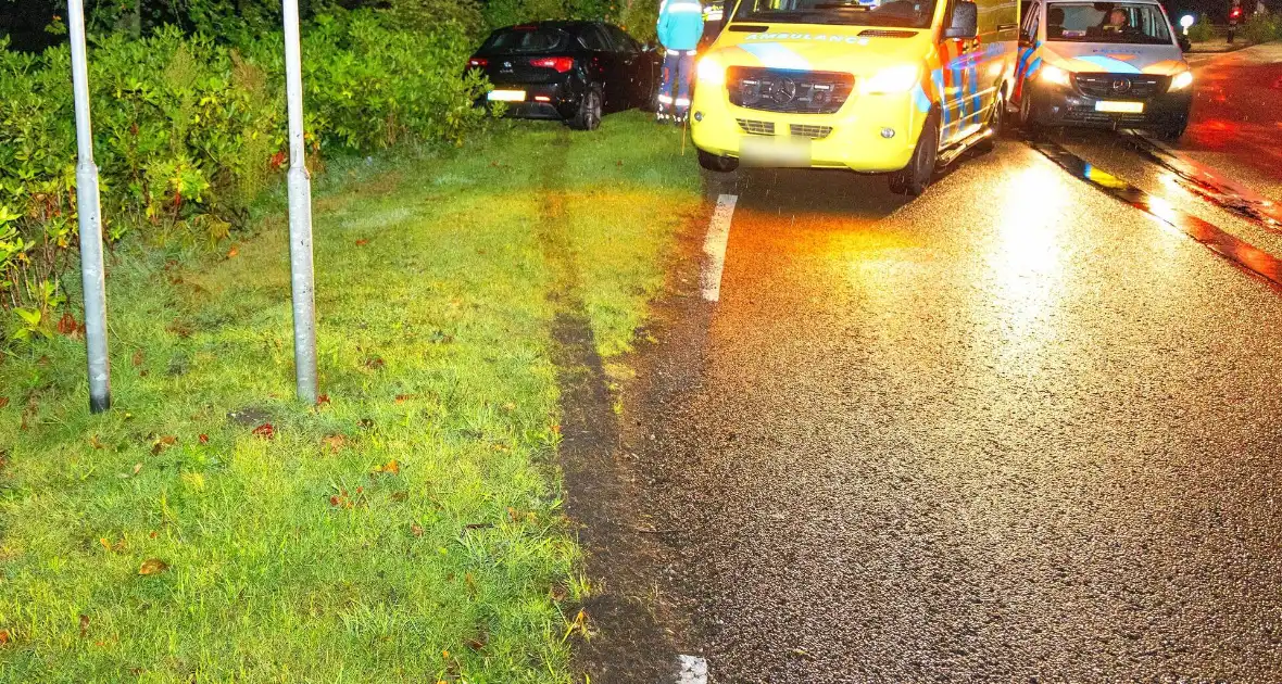 Boom doormidden nadat auto van weg raakt - Foto 17