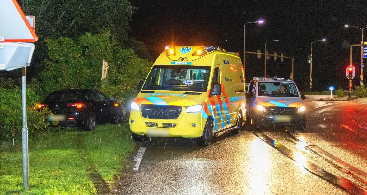 Boom doormidden nadat auto van weg raakt - Foto 19