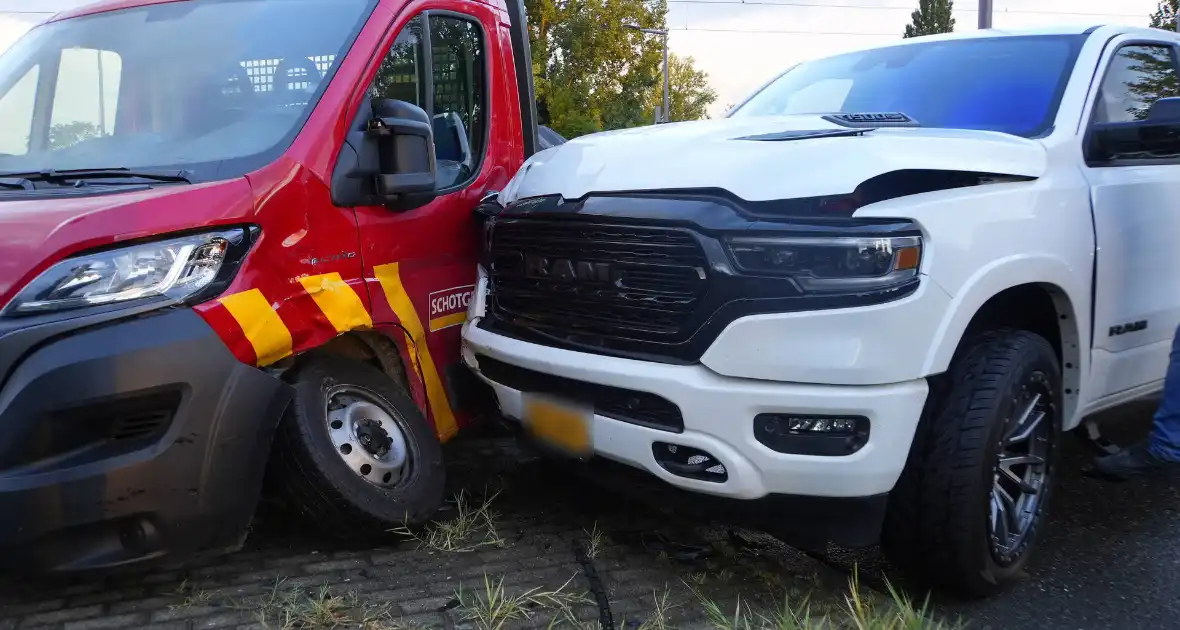 Bestelbus en 4x4 betrokken bij ongeval - Foto 6