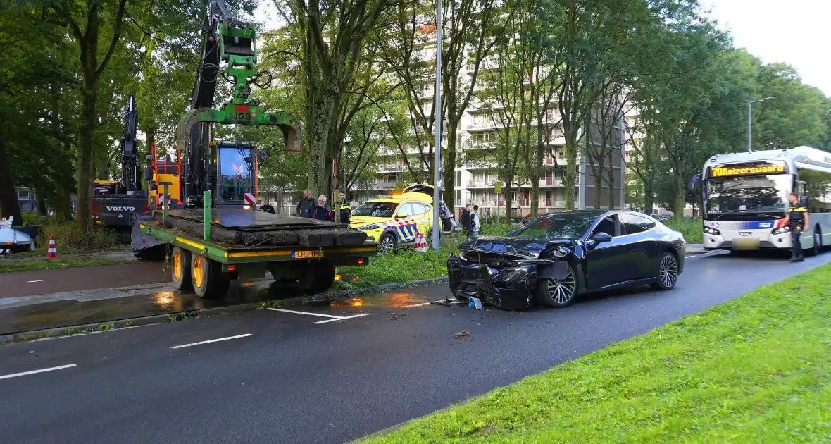 Taxichauffeur gewond bij botsing met graafmachine