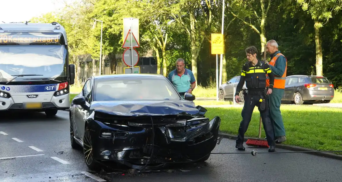 Taxichauffeur gewond bij botsing met graafmachine - Foto 1