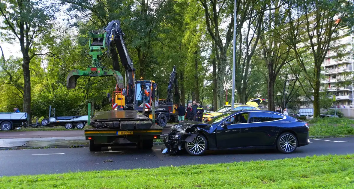 Taxichauffeur gewond bij botsing met graafmachine - Foto 3