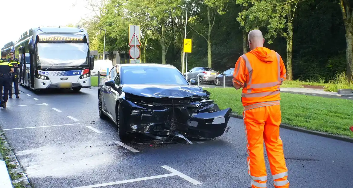 Taxichauffeur gewond bij botsing met graafmachine - Foto 4