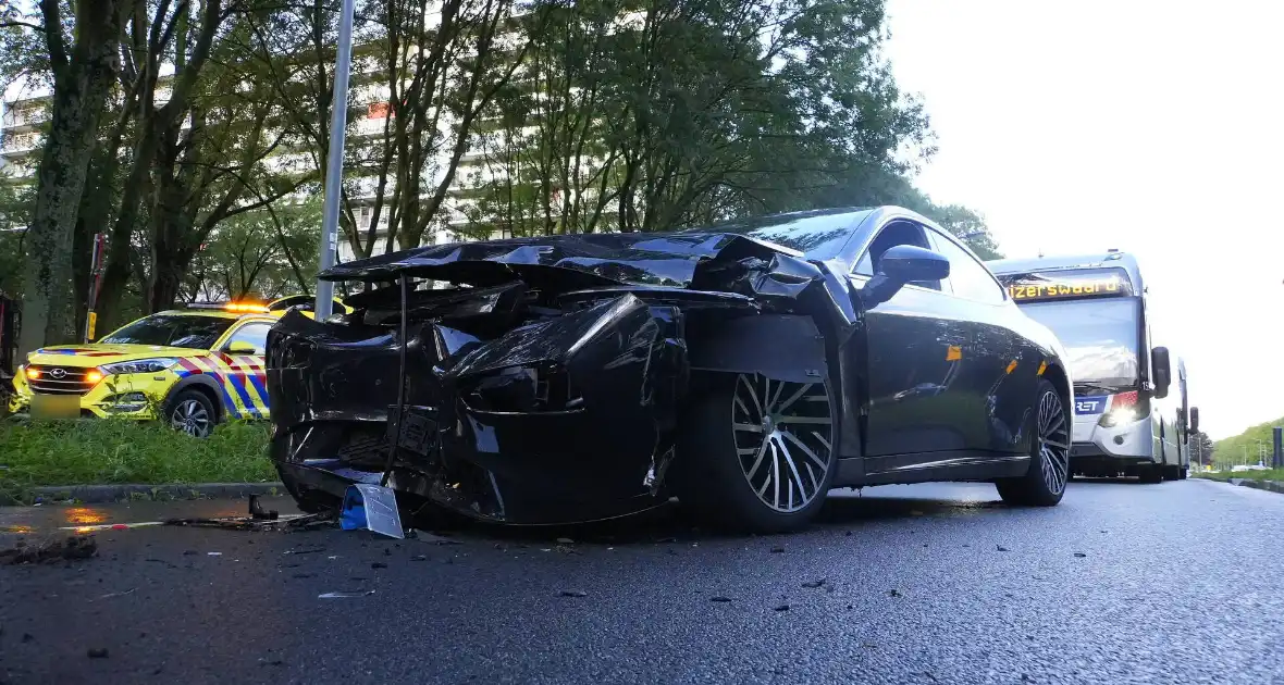 Taxichauffeur gewond bij botsing met graafmachine - Foto 5