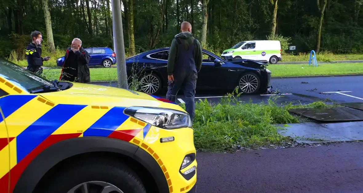 Taxichauffeur gewond bij botsing met graafmachine - Foto 6