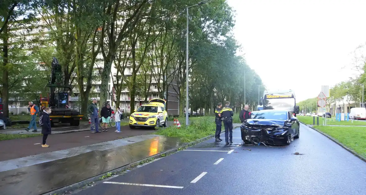 Taxichauffeur gewond bij botsing met graafmachine - Foto 8