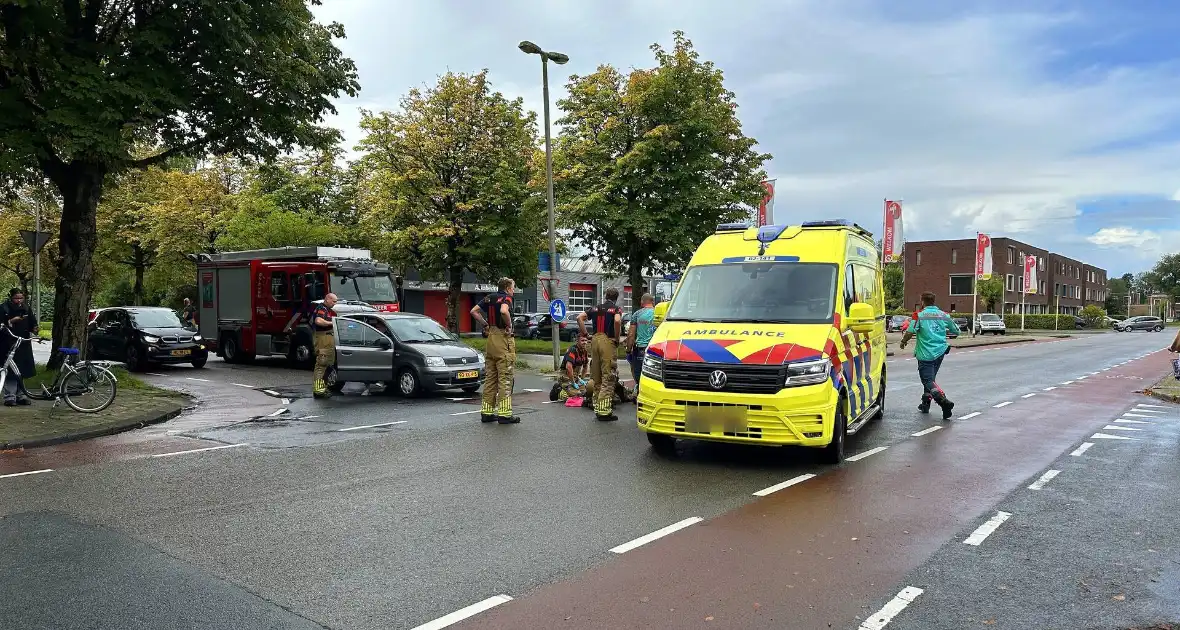 Brandweer verleent eerste hulp na ongeval - Foto 1