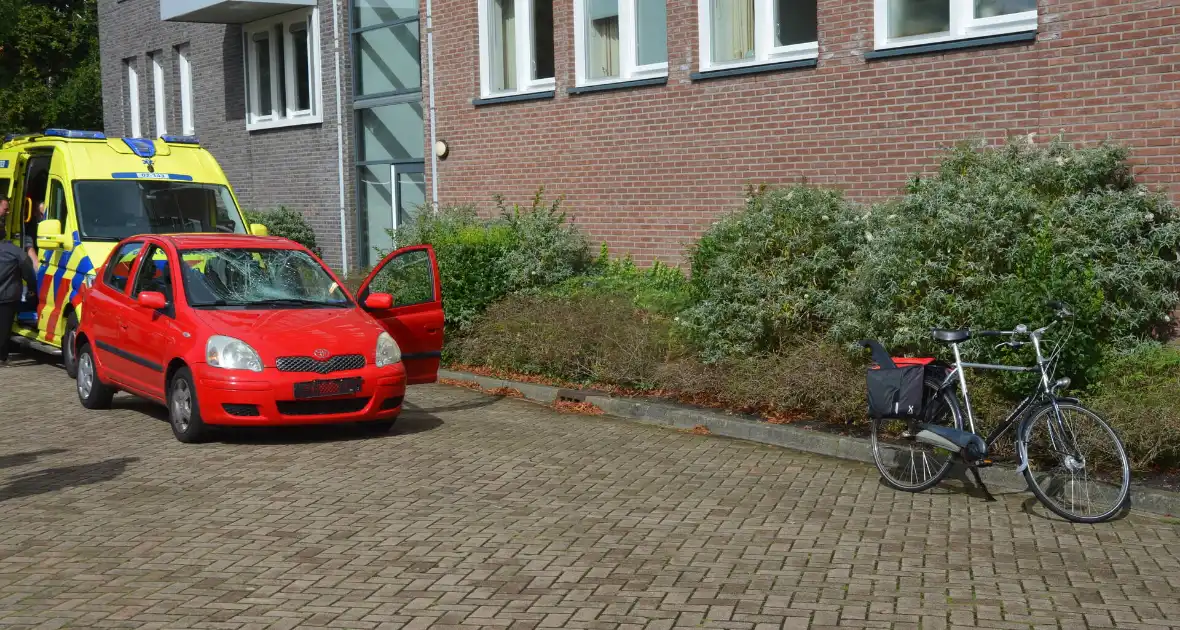 Voorruit gebarsten bij aanrijding met fietser - Foto 1