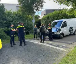 Scholiere en bestelbus met elkaar in botsing