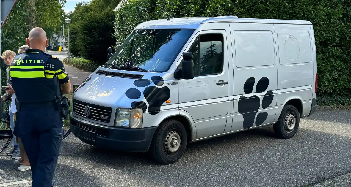 Scholiere en bestelbus met elkaar in botsing - Foto 1