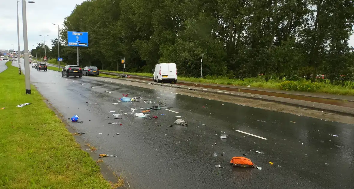 Veel schade bij aanrijding tussen bestelbus en een personenauto - Foto 1