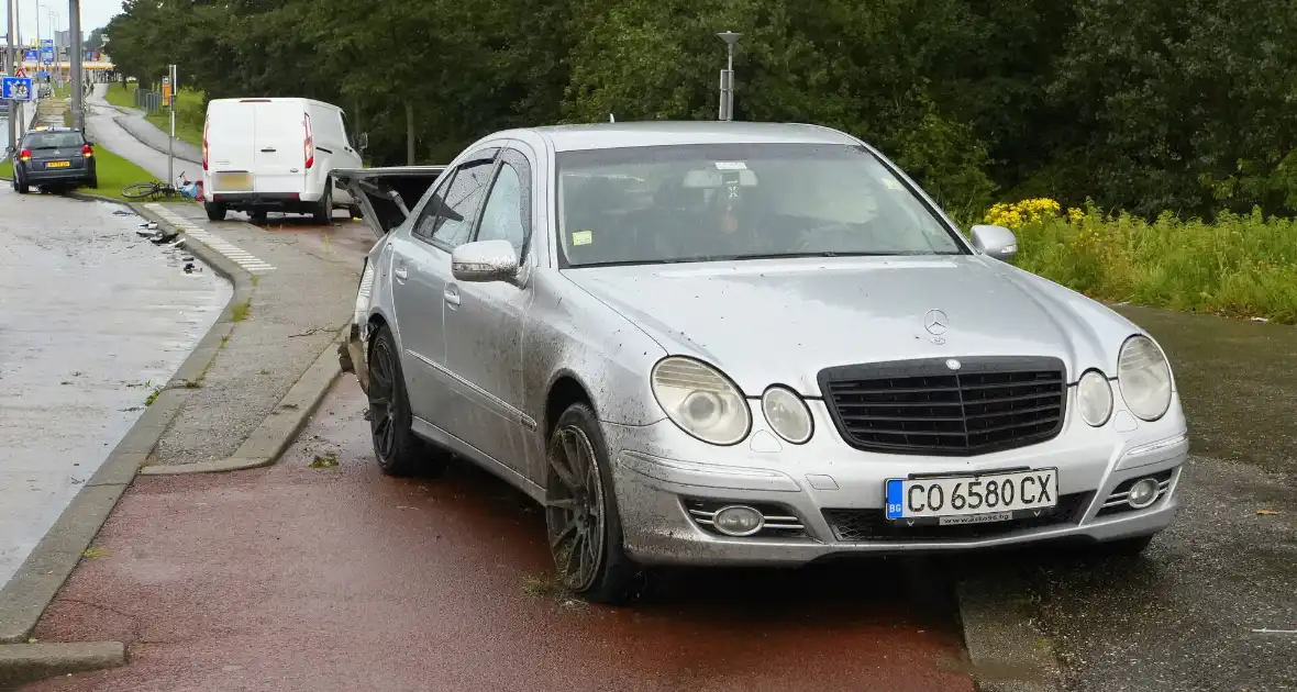 Veel schade bij aanrijding tussen bestelbus en een personenauto - Foto 2