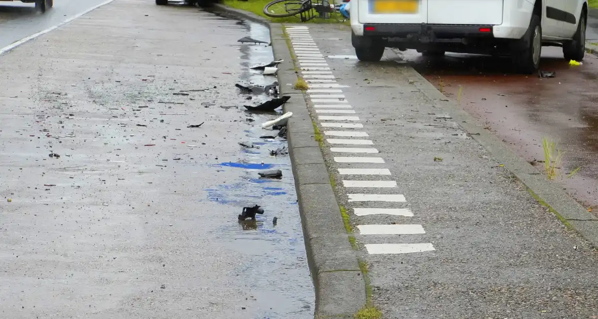 Veel schade bij aanrijding tussen bestelbus en een personenauto - Foto 4