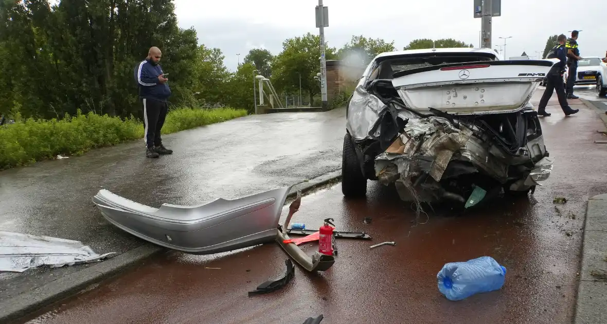 Veel schade bij aanrijding tussen bestelbus en een personenauto - Foto 5