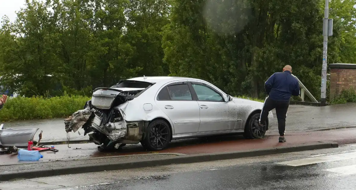 Veel schade bij aanrijding tussen bestelbus en een personenauto - Foto 6