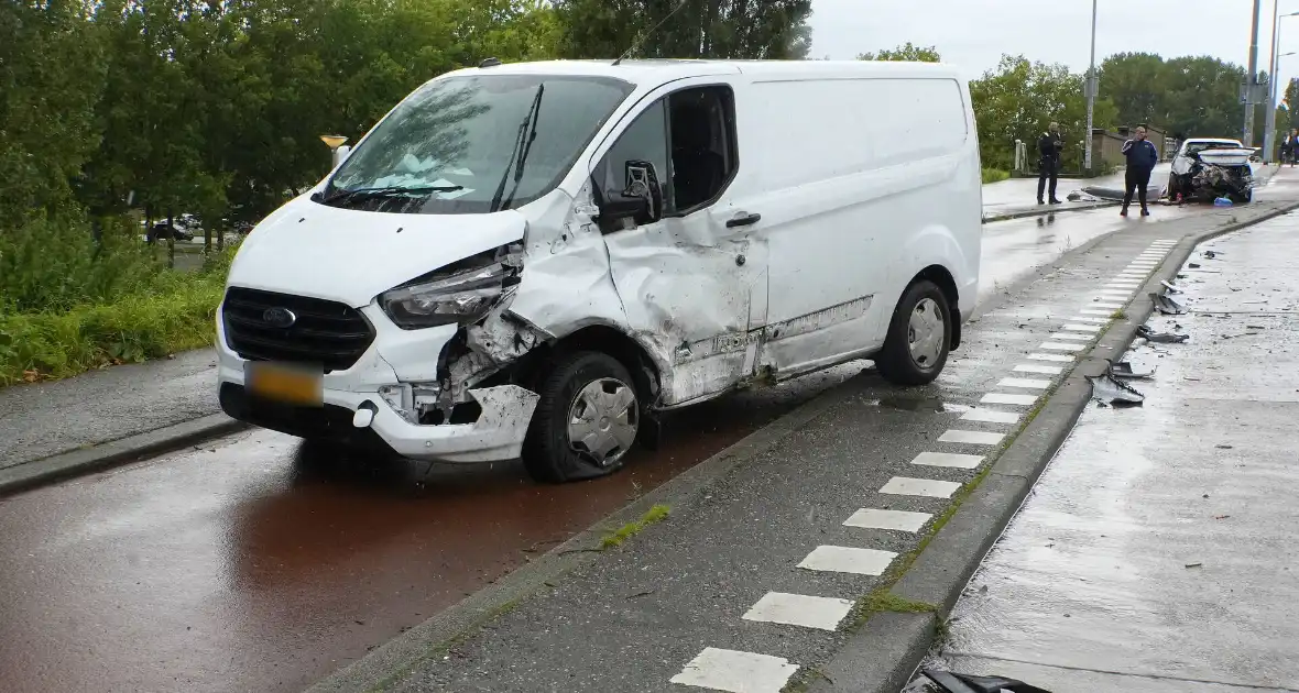 Veel schade bij aanrijding tussen bestelbus en een personenauto - Foto 7