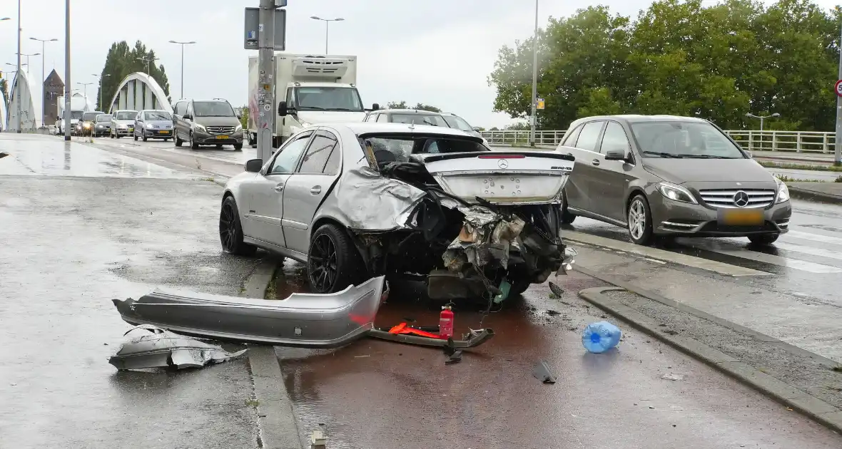 Veel schade bij aanrijding tussen bestelbus en een personenauto - Foto 8