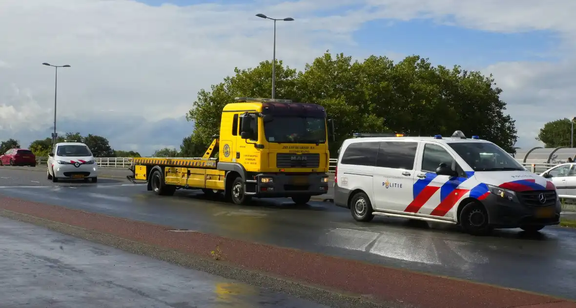 Veel schade bij aanrijding tussen bestelbus en een personenauto - Foto 9