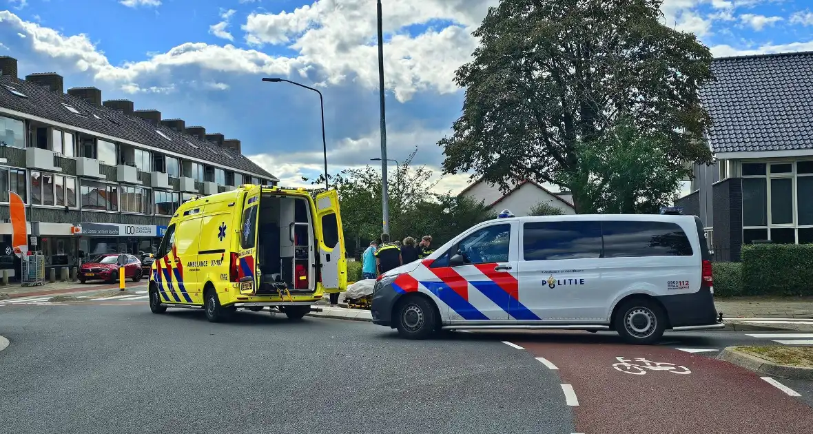 Oudere fietser hard ten val op rotonde - Foto 1