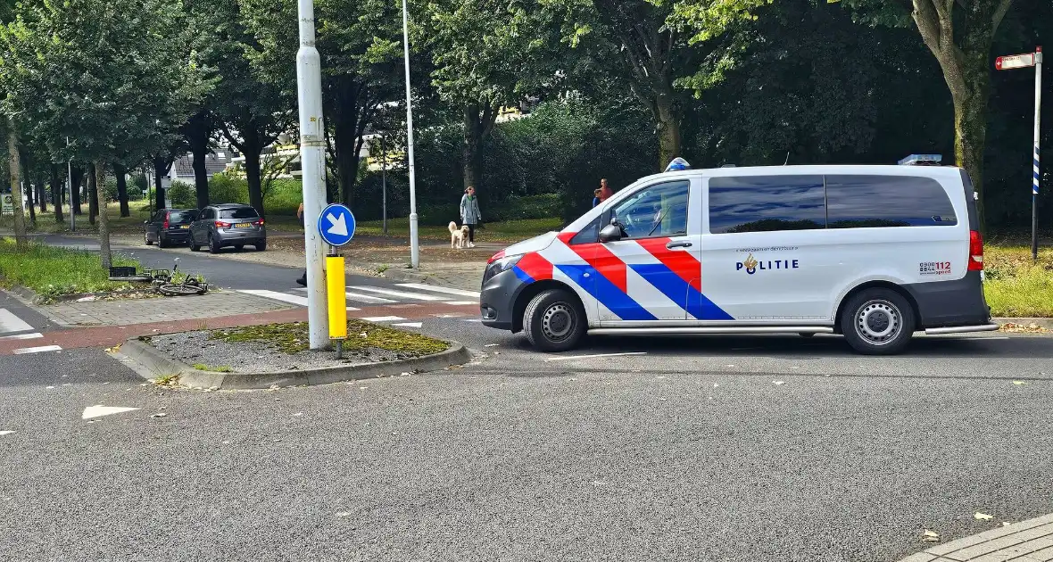 Weer is het raak op een rotonde fietsster aangereden