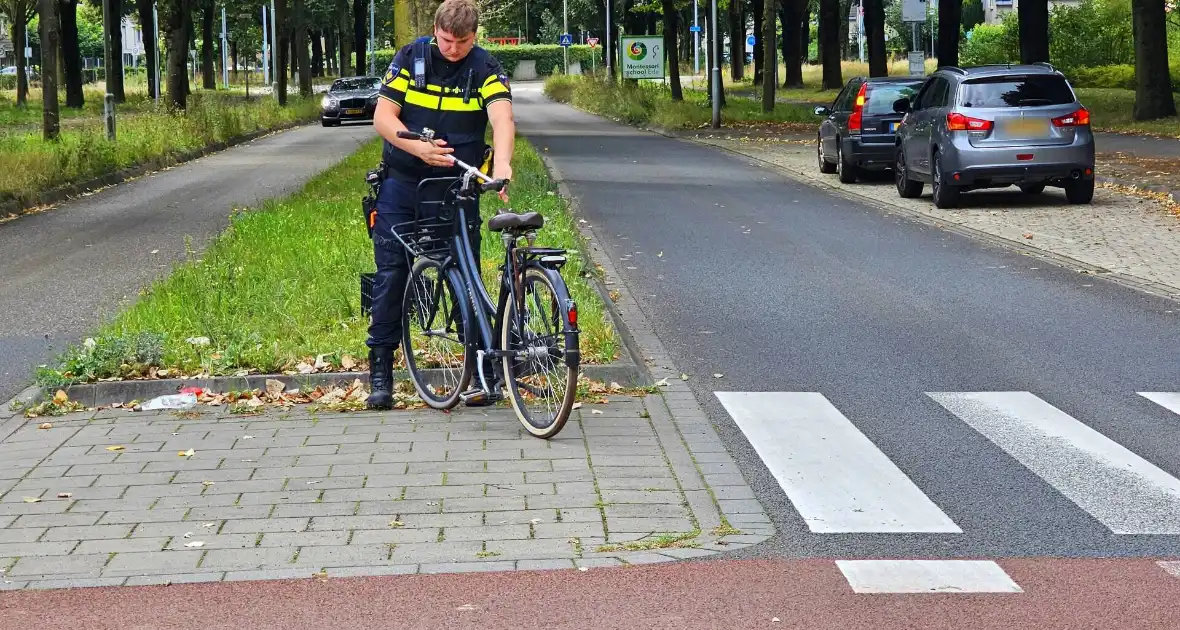 Weer is het raak op een rotonde fietsster aangereden - Foto 1