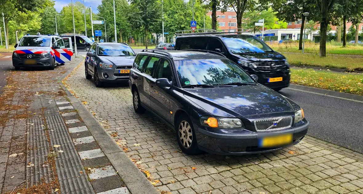 Weer is het raak op een rotonde fietsster aangereden - Foto 2