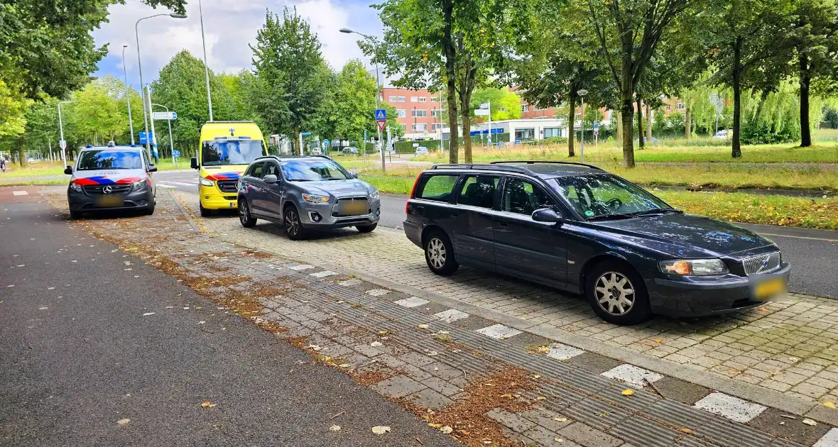 Weer is het raak op een rotonde fietsster aangereden - Foto 4