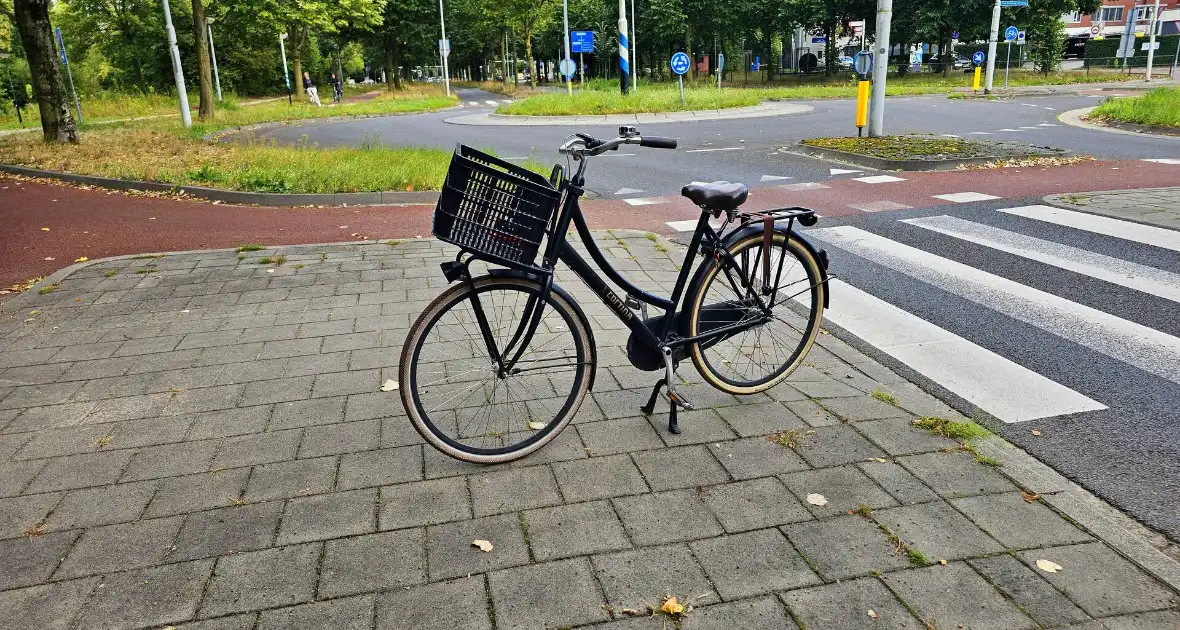 Weer is het raak op een rotonde fietsster aangereden - Foto 5