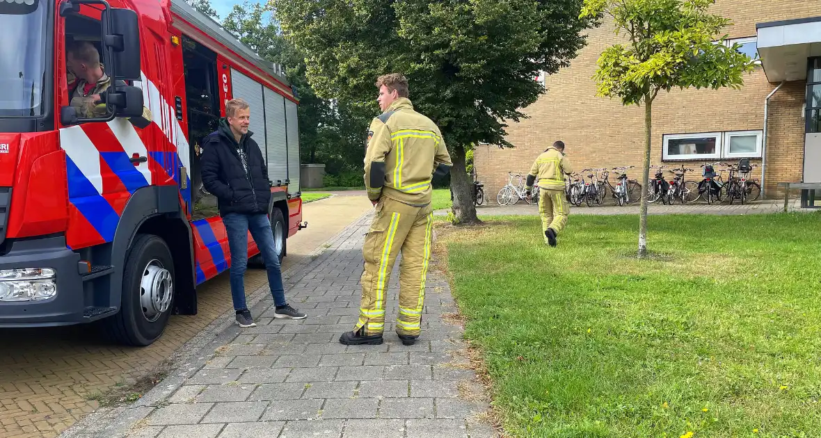 Brandweer verricht metingen in flatgebouw