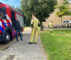 Brandweer verricht metingen in flatgebouw