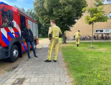 Brandweer verricht metingen in flatgebouw