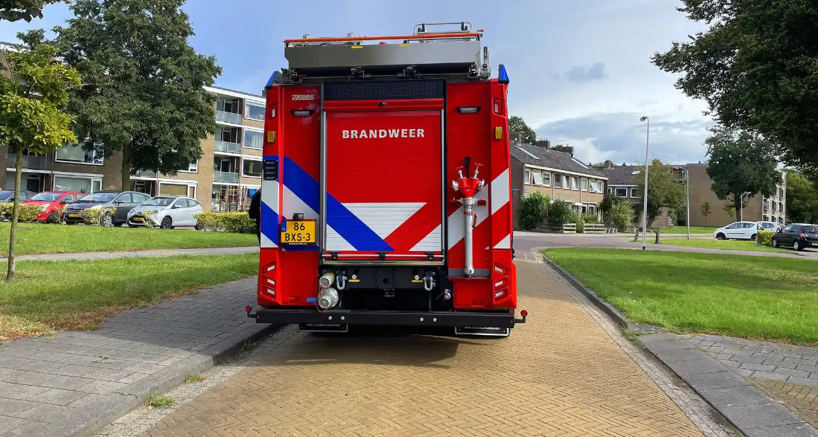 Brandweer verricht metingen in flatgebouw - Foto 3