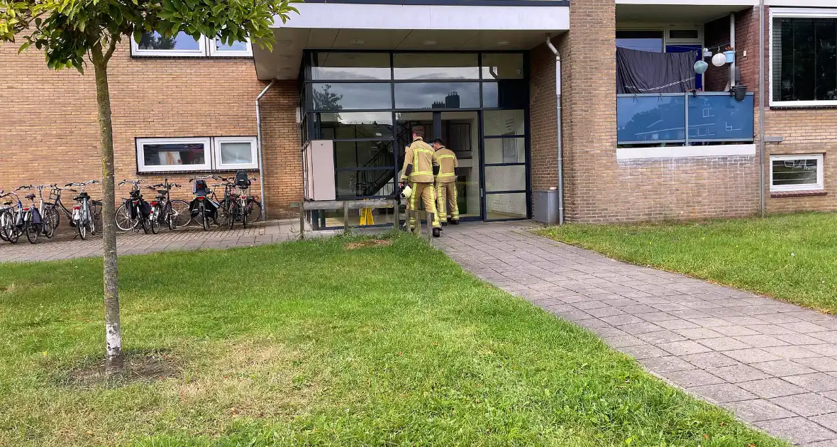 Brandweer verricht metingen in flatgebouw - Foto 5