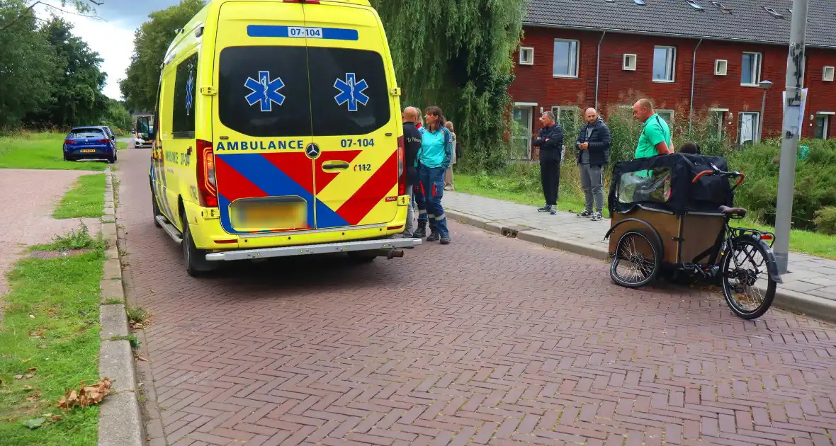 Moeder en kind op bakfiets in botsing met personenauto