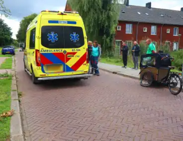 Moeder en kind op bakfiets in botsing met personenauto