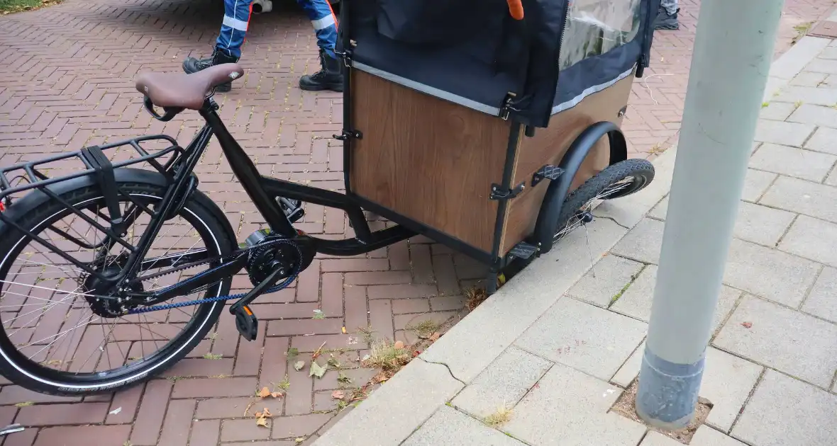 Moeder en kind op bakfiets in botsing met personenauto - Foto 1